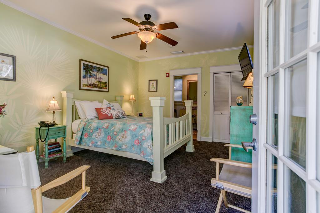 Deluxe Queen Suite - Not Pet Friendly,703688575:JPEG